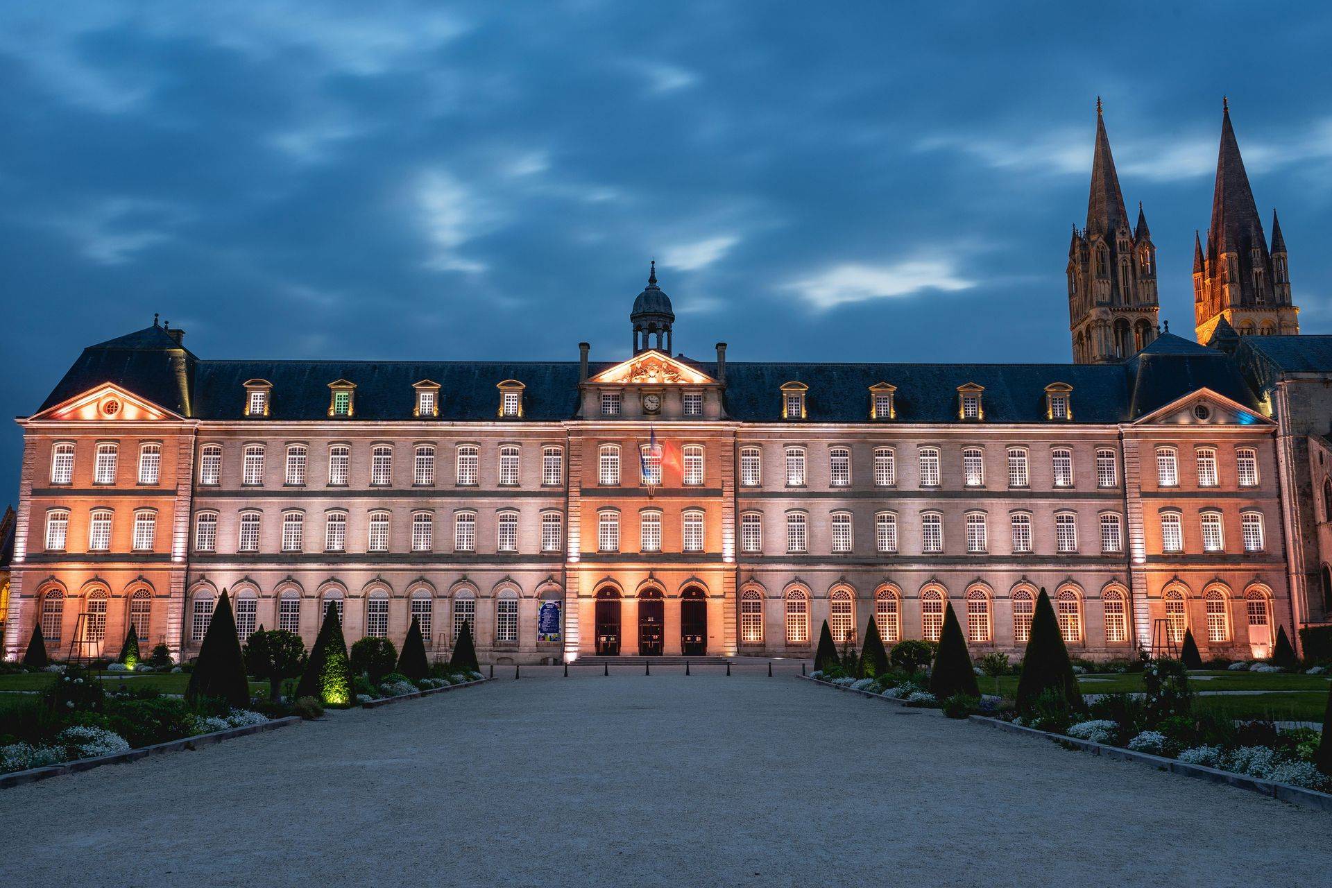 Abbaye aux Hommes illuminée la nuit, Caen