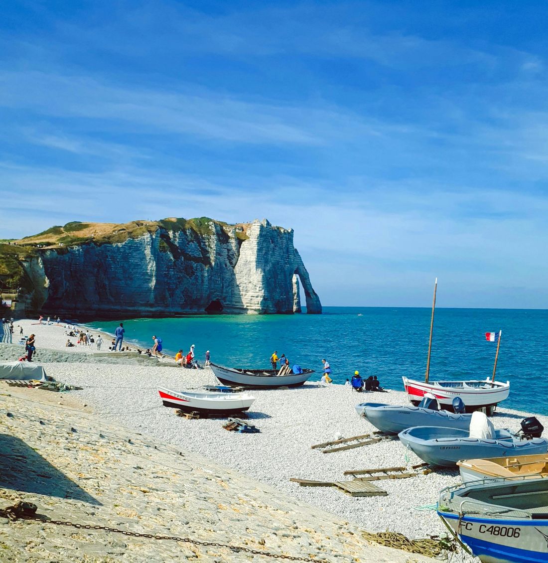 Plage et falaises d'Étretat, barques de pêcheurs